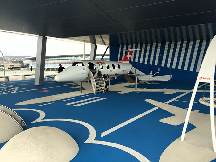 El parque infantil del aeropuerto de Zúrich, Suiza. Es un miniaeropuerto