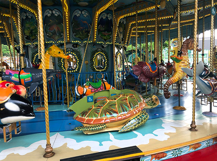 Este carrusel de Hong Kong tiene una tortuga marina montada en el suelo para niños discapacitados