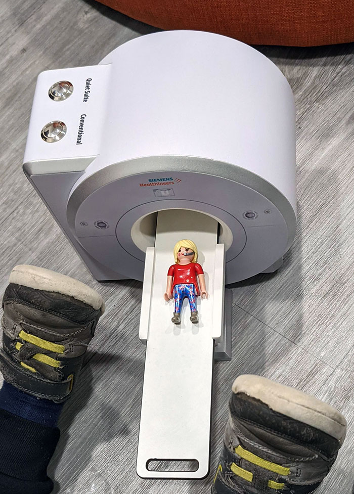 Fabrican réplicas en miniatura de máquinas de resonancia magnética, dotadas de ruidos, para preparar a los niños para su tomografía