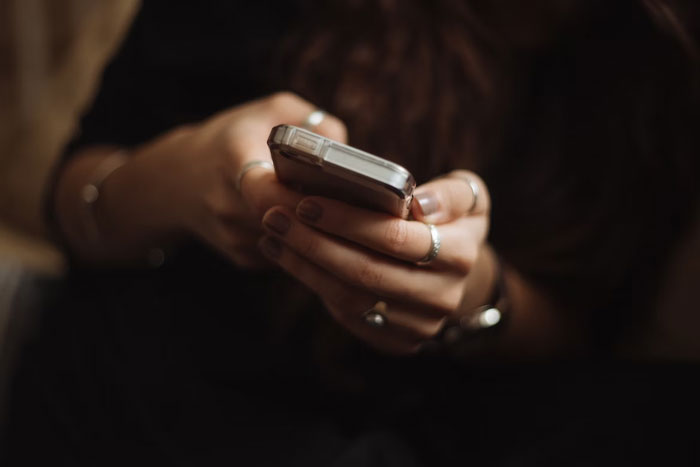 Este hombre echó a su novia de casa después de que ella borrara las fotos de su difunta esposa