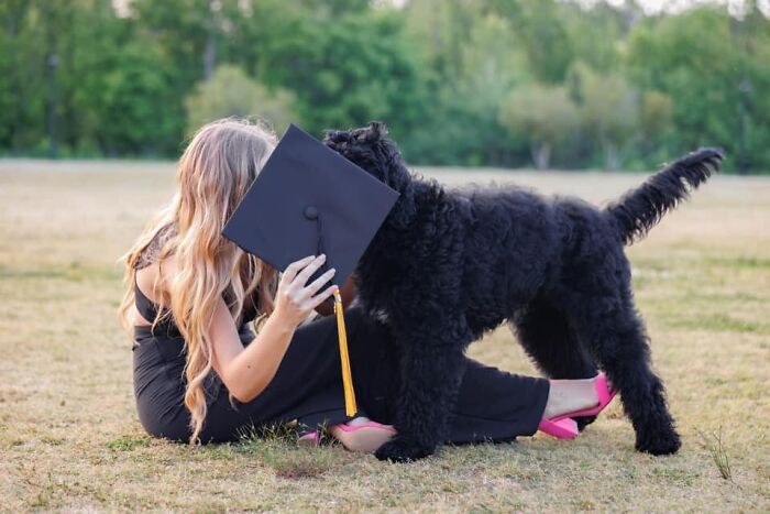 No sé quién pensó en esta pose, pero parece que se está enrollando con su perro