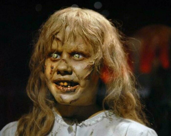 Durante el rodaje de El exorcista, Linda Blair fue atada a una cama mecánica que la sacudió tan violentamente que se fracturó la columna vertebral. La toma se utilizó en la película final, y sus gritos de dolor eran reales