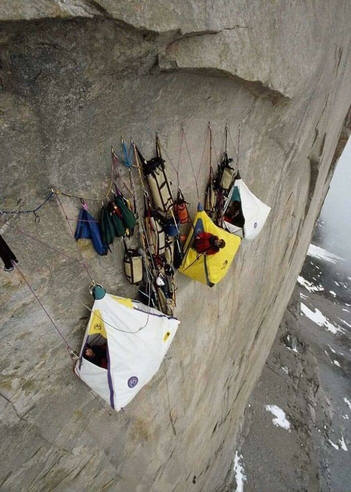 Refugio de escaladores en medio de un acantilado