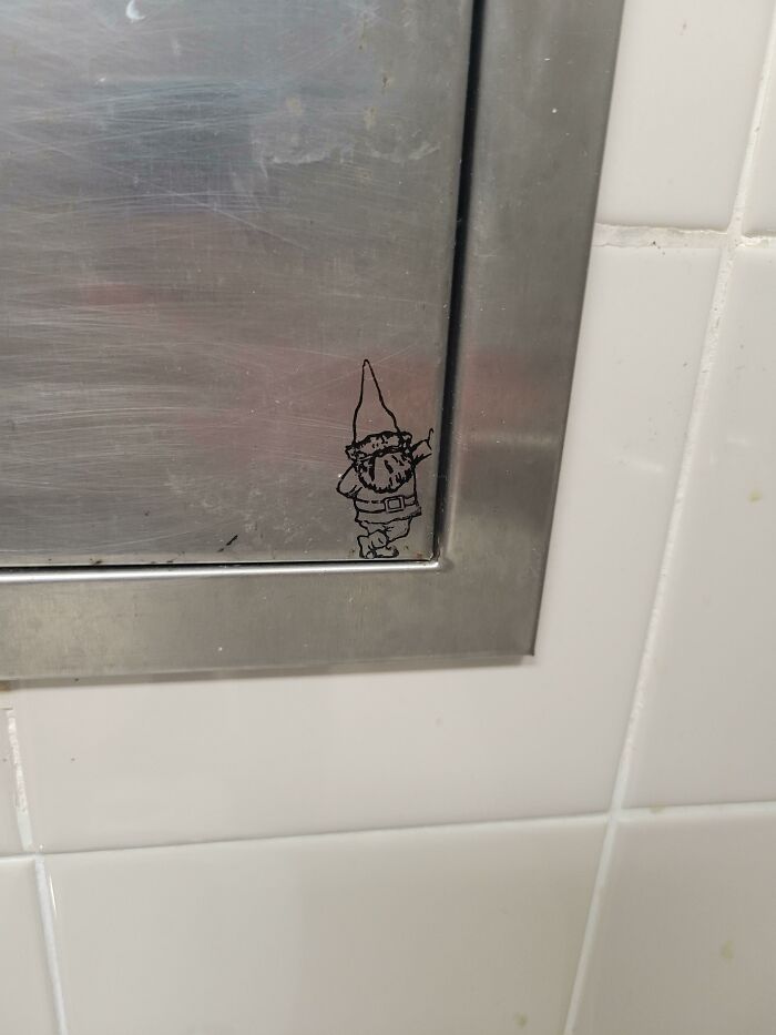 Baño de un aeropuerto. Creí que era una pegatina, pero parece que lo han dibujado