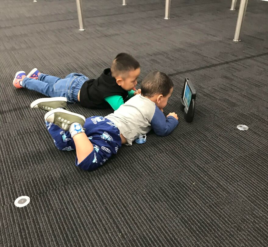Mi hijo hizo un amigo en el aeropuerto. No hablan el mismo idioma, pero pueden convivir sin problemas