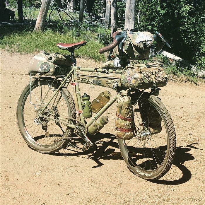 Mi Rivendell Atlantis de 25 años con bolsas hechas en casa. Una bicicleta perfecta