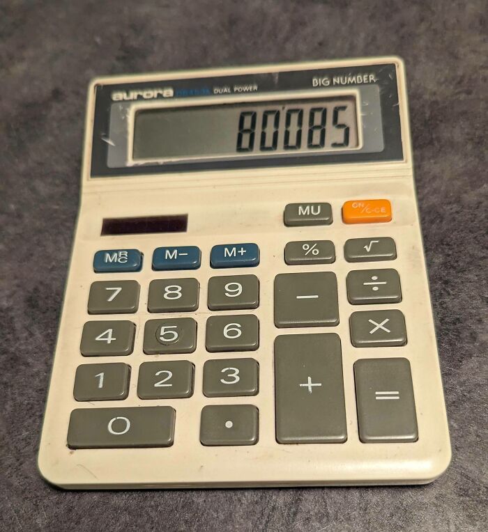 Calculadora Solar Aurora. No pude confirmar su edad real, pero mi mamá dijo: "Definitivamente es más vieja que tú". Tengo 39