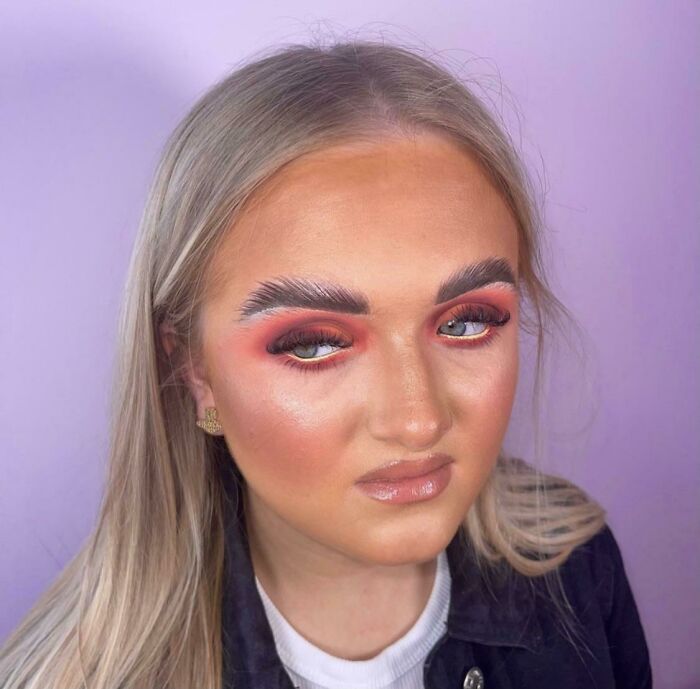Este look se llama "ojos de atardecer y cejas enjabonadas"