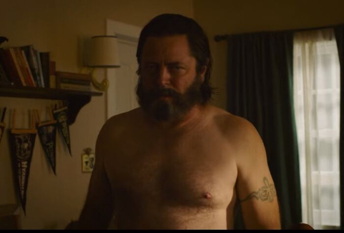 Aunque Nick Offerman no es gay, besa a otro hombre en "The Last Of Us" porque el personaje que interpreta es un hombre gay que besa a otro hombre. Esto es una referencia a la actuación, donde un actor actúa como un personaje actuaría
