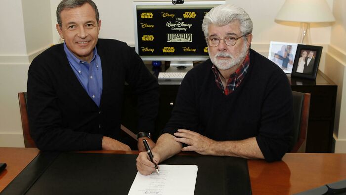 Disney son idiotas literales por comprar Star Wars (1977) por 4 mil quinientos millones de dólares, ya que el DVD cuesta 3 libras