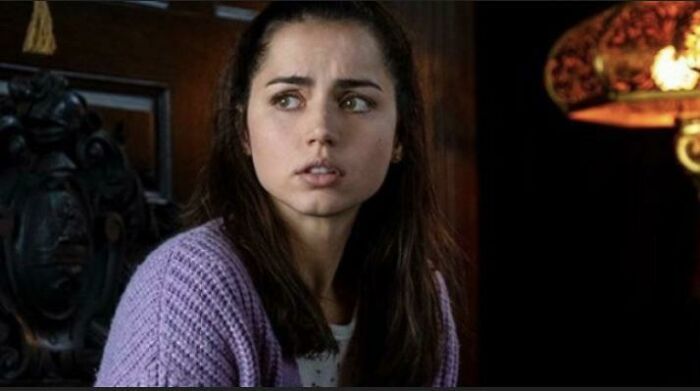 El creador de Cuchillos Por La Espalda (2019), Rian Johnson, desarrolló el personaje de Ana De Armas, Marta -una mujer hermosa, con principios, desinteresada e incapaz de mentir- imaginando exactamente lo contrario de mi ahora exnovia. Jódet* Tina, Encontré los textos