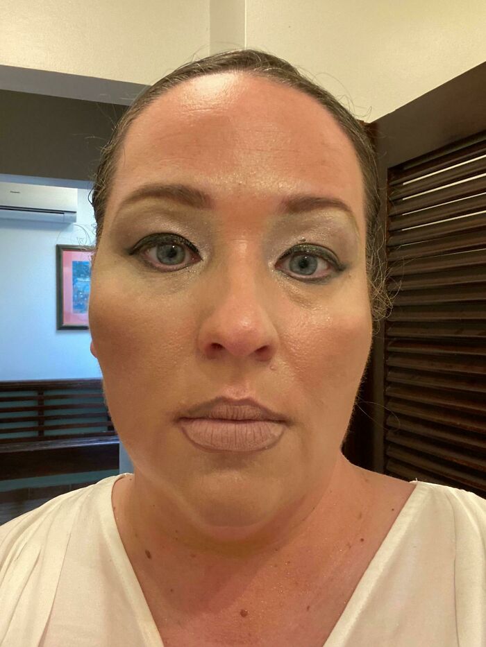 Me casé en un resort de lujo y la maquilladora (nada barata) le hizo este look a la dama de honor