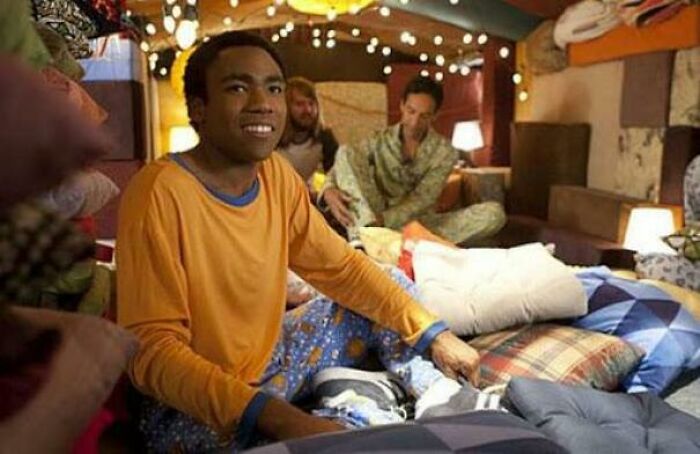 En Community (temporada 3 - episodio 7), Troy dice que los fuertes de mantas "no son sólo para cuando muere el tío"
