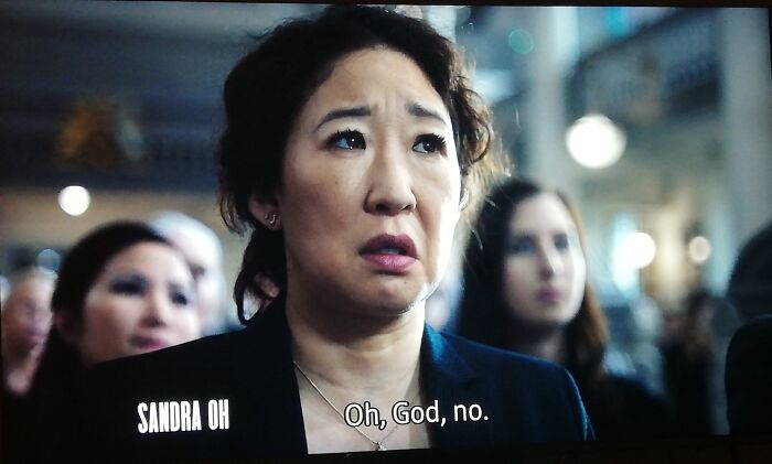En Killing Eve (2018), durante los créditos iniciales, el nombre de Sandra Oh suele ir acompañado de líneas que incluyen la palabra "Oh"