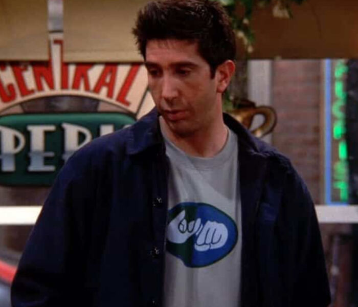 En Friends, temporada 8 episodio 17, el de las hojas de té, la camiseta de Ross tiene una imagen que significa "Friends" en lenguaje de signos