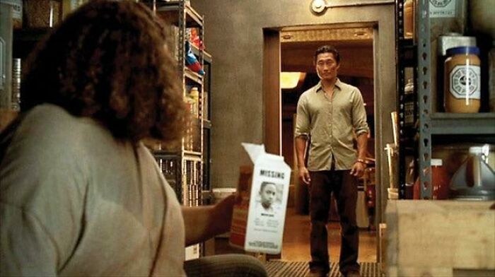 Perdidos, Temporada 2, Episodio 4, Hurley está bebiendo leche de un cartón que encontró en la escotilla, con una foto de niño desaparecido de Walt, el hijo de Michael... que fue secuestrado en el último episodio de la primera temporada