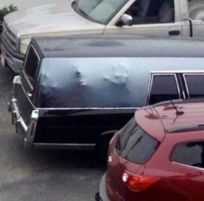 Un coche fúnebre que fue remodelado para que parezca que alguien está tratando de escapar