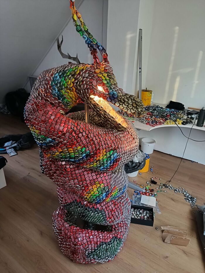 He hecho un dragón con tapones de botella desechados