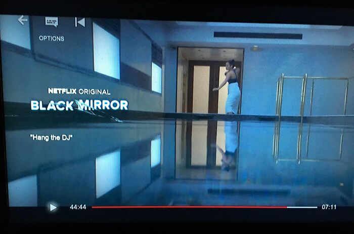 En "Hang The Dj" de Black Mirror, Amy se da cuenta de que está en una simulación cuando nota que sólo puede saltar la roca 4 veces. Lo hace en el segundo 44 del minuto 44. También es el cuarto episodio de la cuarta temporada