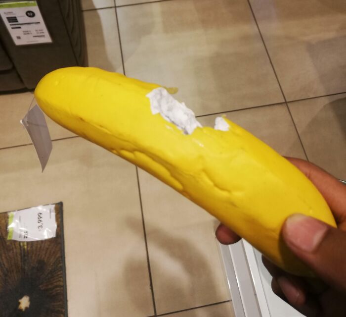 Un niño contra un plátano falso en una tienda de muebles