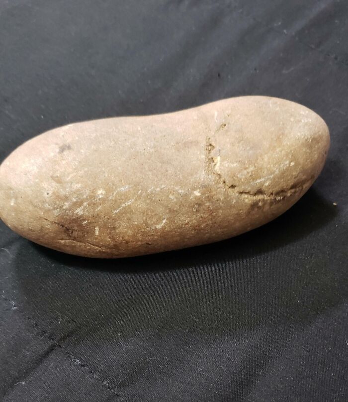 Esta papa mordida es en realidad una piedra que mi sobrina encontró en el lecho de un lago