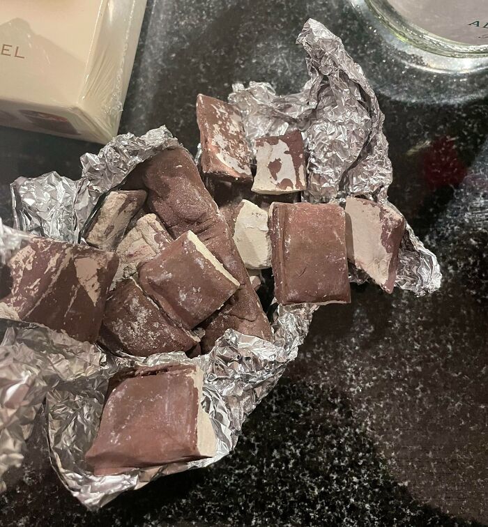 Vi estas barras de chocolate sobre la mesa y decidí morderlas. Resulta que mi hermano pintó arcilla sólida marrón en la escuela hoy para gastarme una broma. Caí en ella