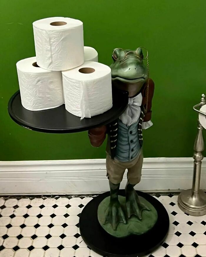 Recogí este tipo elegante hoy de nuestro local de compra y venta, lo puse en nuestro cuarto de baño para sostener papel higiénico extra y luego esperé a que mi marido llegara a casa