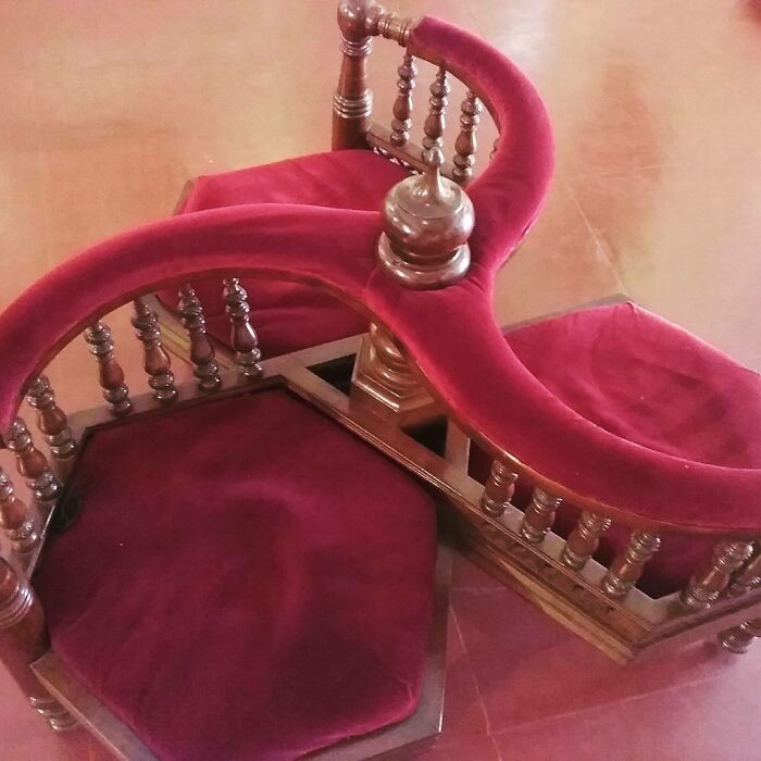 La única galería de arte con una silla siamesa. Si te sientas, hacemos clic