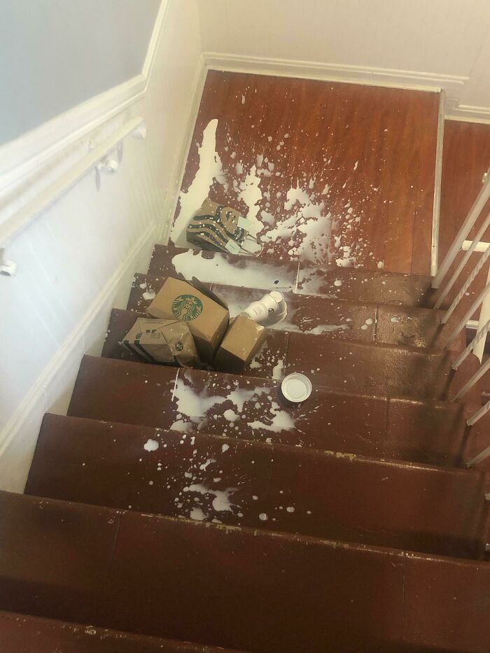 Vi esto en las escaleras de mi apartamento luego de haber oído un fuerte ruido y que me hayan notificado que mi pedido había sido cancelado