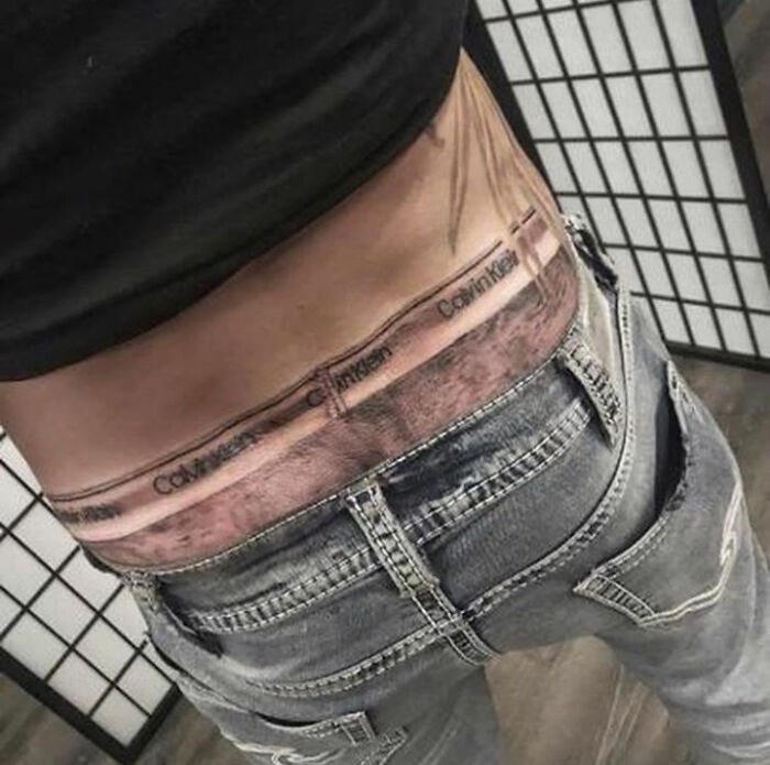 Se tatúa calzoncillos para no tener que ponérselos, supongo