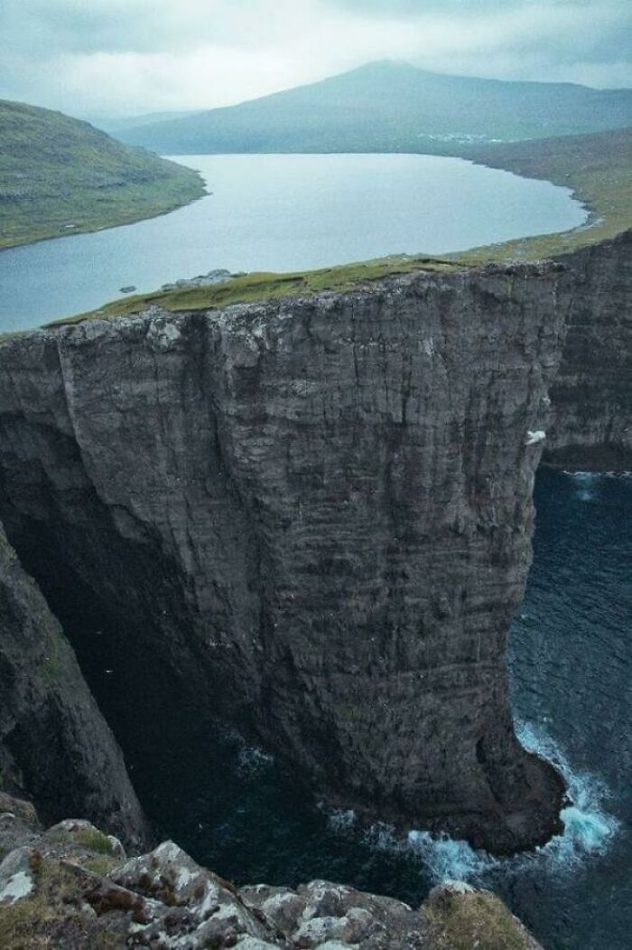 El doble de talasofobia en el lago Leitisvatn de las Islas Feroe