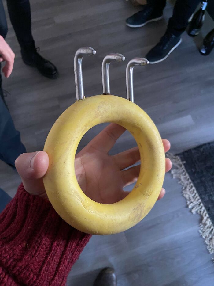 Anillo de plástico con tres garras metálicas relativamente afiladas, encontrado en una playa de Escocia