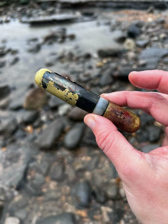 Encontrado en la playa de Charmouth, Dorset. Tapón de rosca y tiene líquido verde brillante en el interior