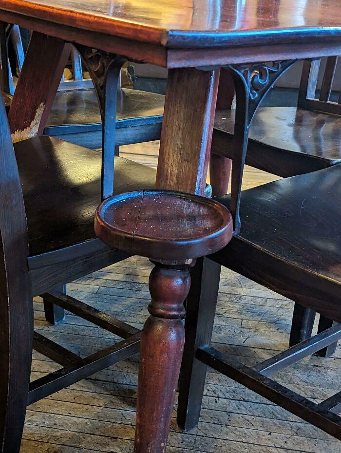 Estante redondo fijado por soportes metálicos a la parte inferior de la mesa. ¿para qué sirve? 