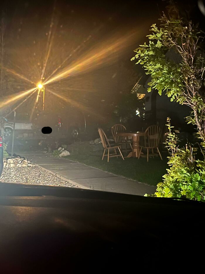 Alguien ha puesto una mesa con sillas en mi jardín delantero