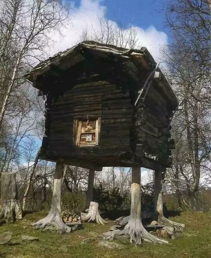 Uno de los edificios más antiguos de Hattfjelldal en Norland, Noruega. Siglo XVIII