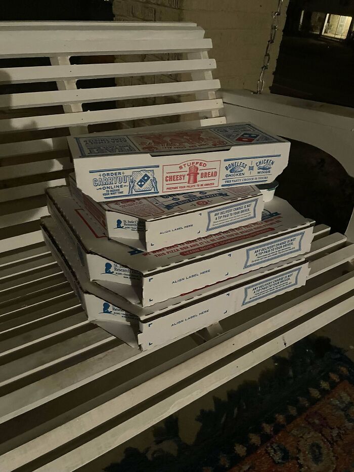 Llegué a casa del trabajo y todo esto estaba en mi porche. Llamé a la pizzería y no respondieron. Llamé al cliente y resulta que antes vivían aquí.