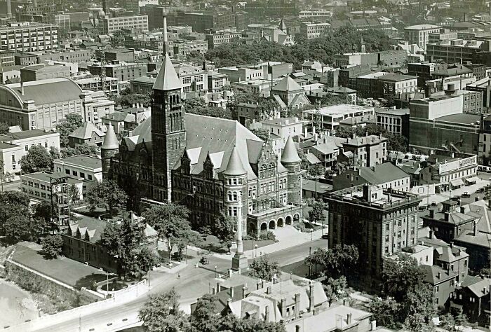 Escuela Secundaria Steele, Dayton, Ohio. Construida en 1894, fue demolida para construir un estacionamiento en 1955
