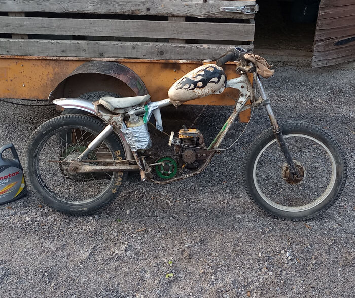 Mi padre la construyó con piezas sueltas y una motosierra cuando era adolescente, y es tan peligrosa como parece
