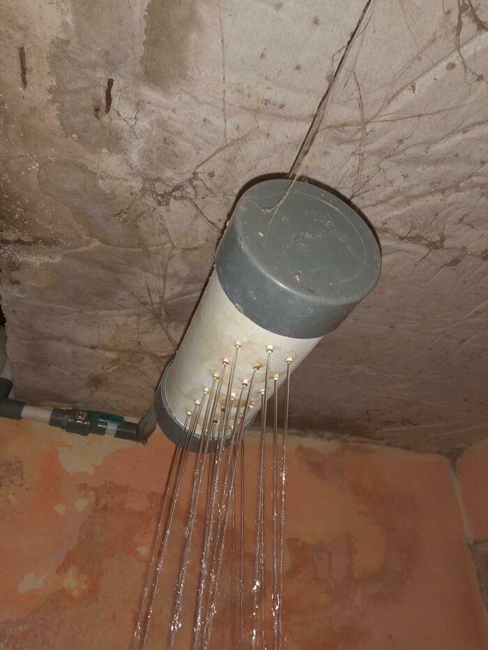 Ducha apañada con un trozo de tubería de PVC