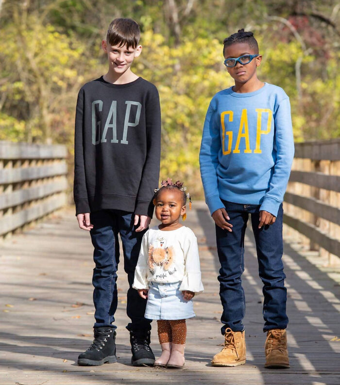 Familia adopta a un niño después de que este se convirtiera en el mejor amigo de su hijo