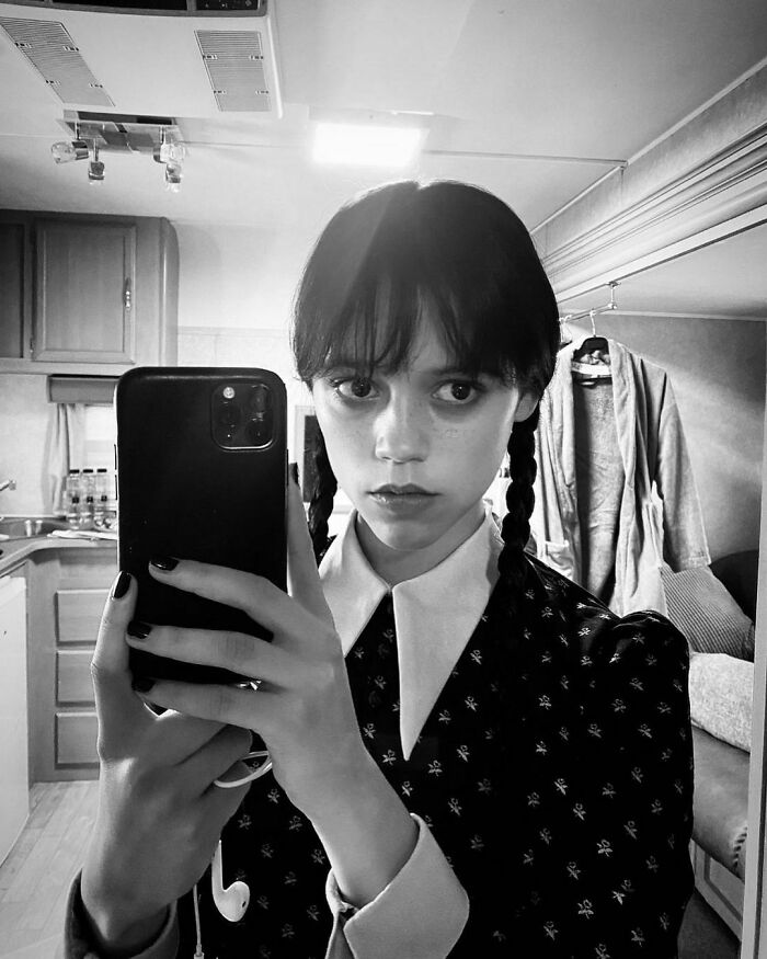 La madre de Jenna Ortega pilló a su hija fumando en público y la regañó a través de Instagram