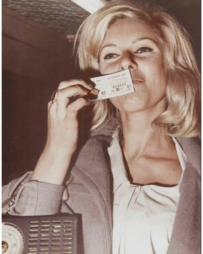 "Mi emocionada abuela con su entrada para un concierto de los Beatles (Australia, 1964)"