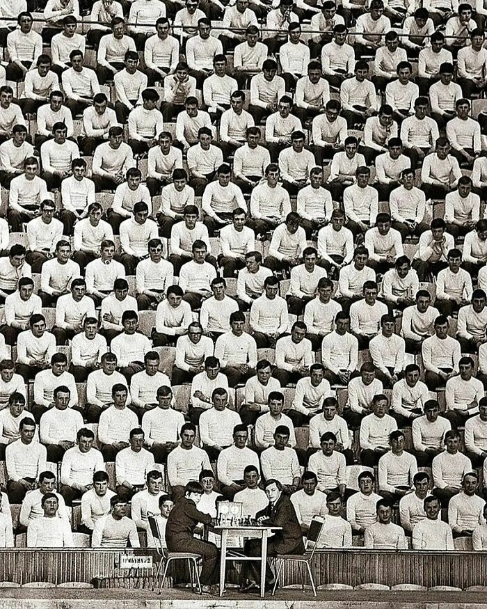 Anatoly Karpov jugando una partida de ajedrez de exhibición, 1978