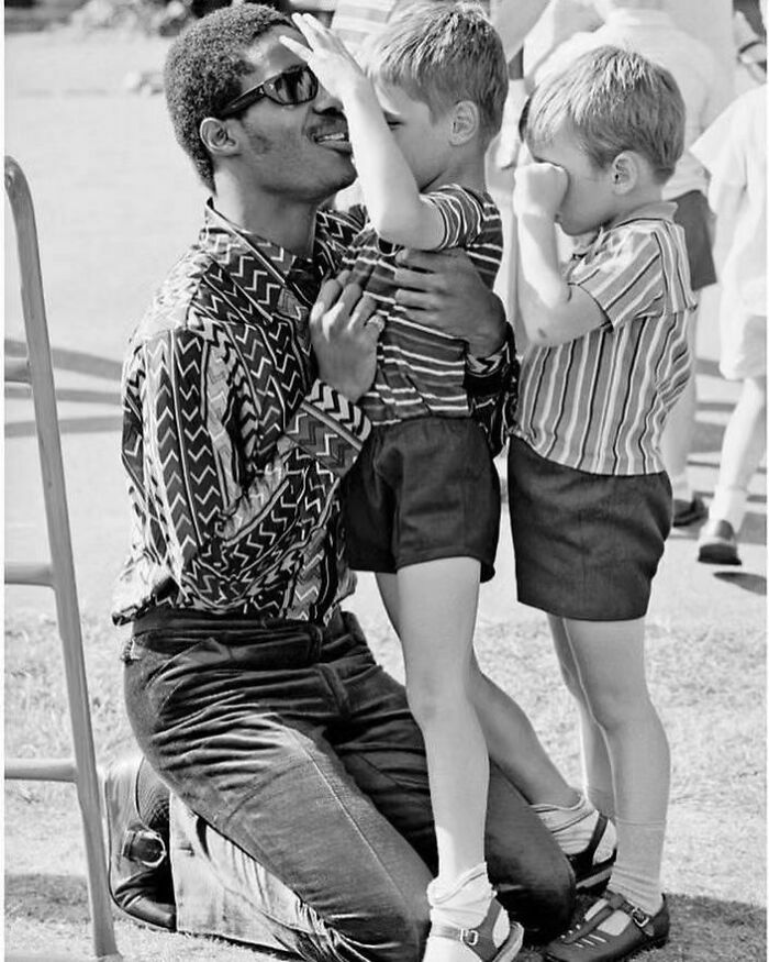Stevie Wonder visitando una escuela infantil para invidentes en Londres, 1970. Foto de Terry O'neill