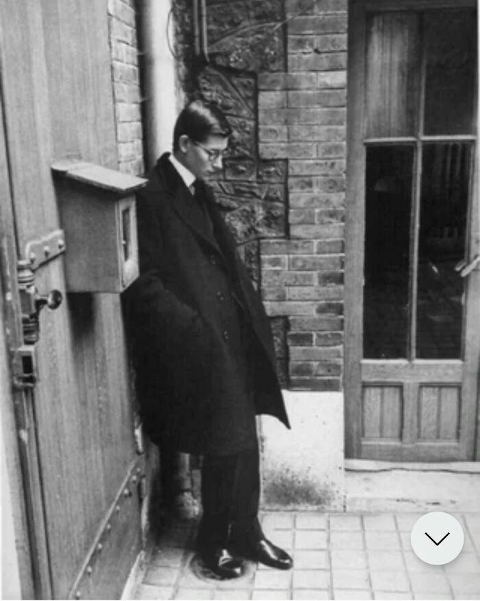 Yves Saint Laurent en el funeral de Christian Dior, 1957. Según sus deseos, Yves fue su sucesor, convirtiéndose en director artístico de la firma a los 21 años