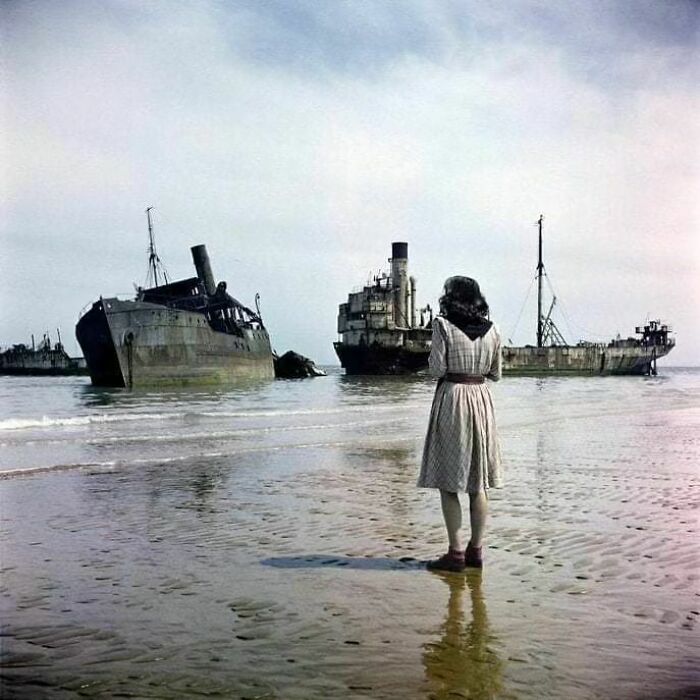 Mujer en la playa de Omaha, Normandía, Francia. 1947, 3 años después de que las fuerzas aliadas vinieran a luchar contra la ocupación alemana. Foto de David Seymour