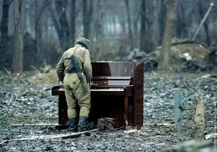 Soldado ruso tocando un piano abandonado en Chechenia, 1994
