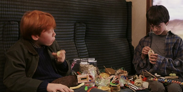 En Harry Potter y la Piedra Filosofal, Harry compra todo lo que hay en el tranvía (literalmente enseña algo de dinero y dice "Nos llevamos el lote")