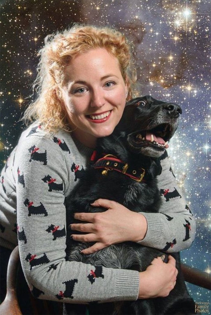 “Me encantan estas extravagantes fotos familiares con temática espacial. Mi perro Max no cooperó mucho, pero logramos capturar esta maravilla”.